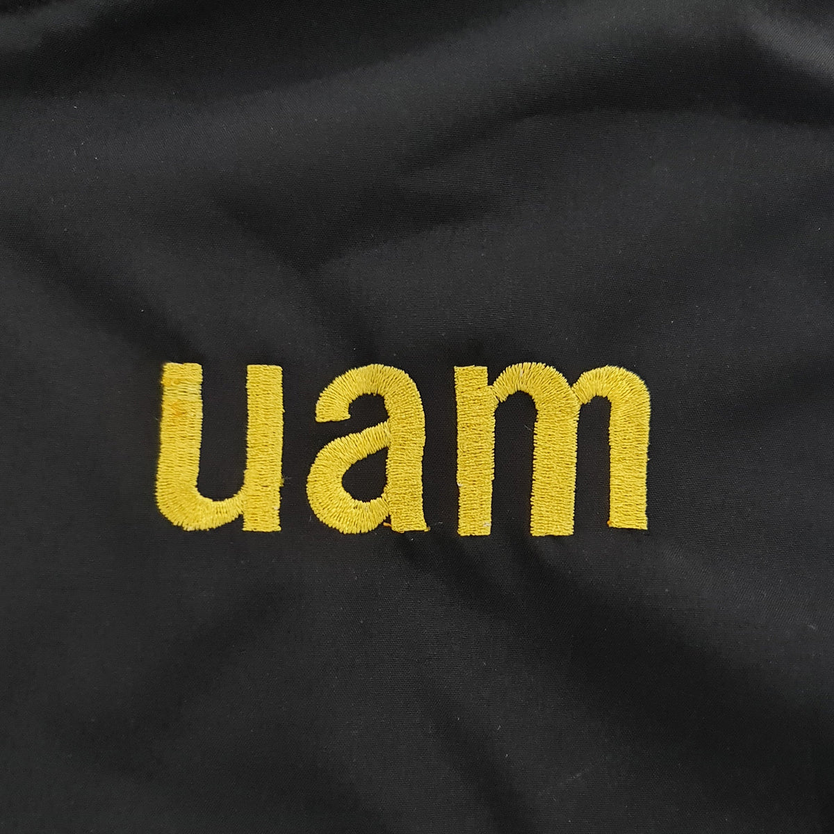 CHAMARRA NEGRA FUNDACIÓN UAM (logo dorado)