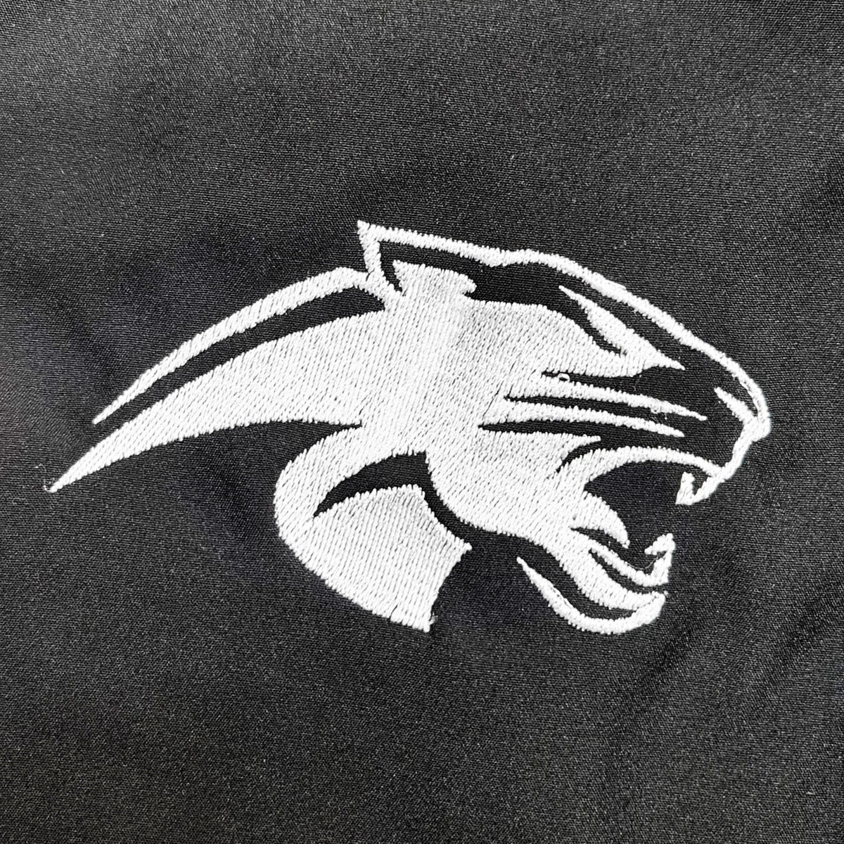 CHAMARRA NEGRA FUNDACIÓN UAM (logo dorado)